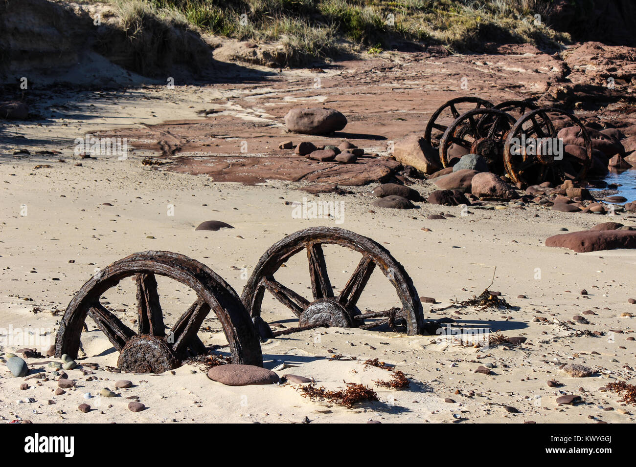 L'axe des roues du train n'est pas oxydée bloqué dans le sable Banque D'Images