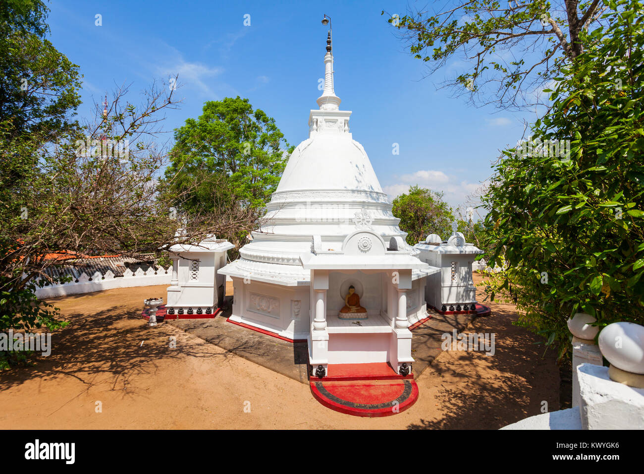 Athugala Viharaya près de la statue du Bouddha Samadhi en haut de la roche de l'éléphant dans la ville de Kurunegala, Sri Lanka Banque D'Images