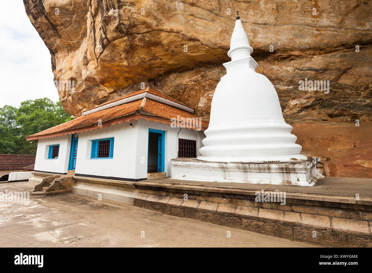 Uda Vihara et adjacent à la stupa Ridi Vihara ou Argent Temple, temple bouddhiste theravada dans Ridigama, Sri Lanka Banque D'Images