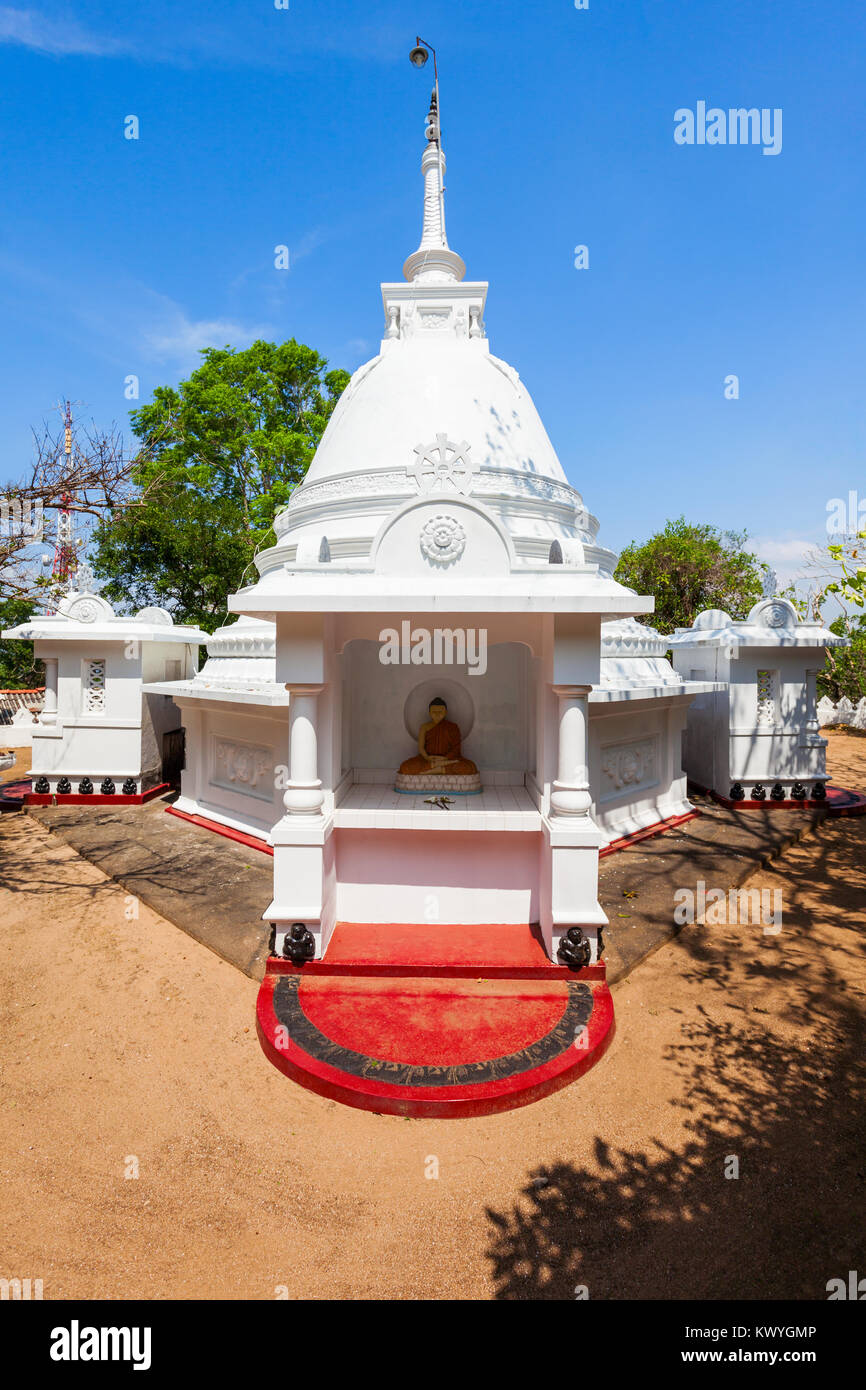Athugala Viharaya près de la statue du Bouddha Samadhi en haut de la roche de l'éléphant dans la ville de Kurunegala, Sri Lanka Banque D'Images