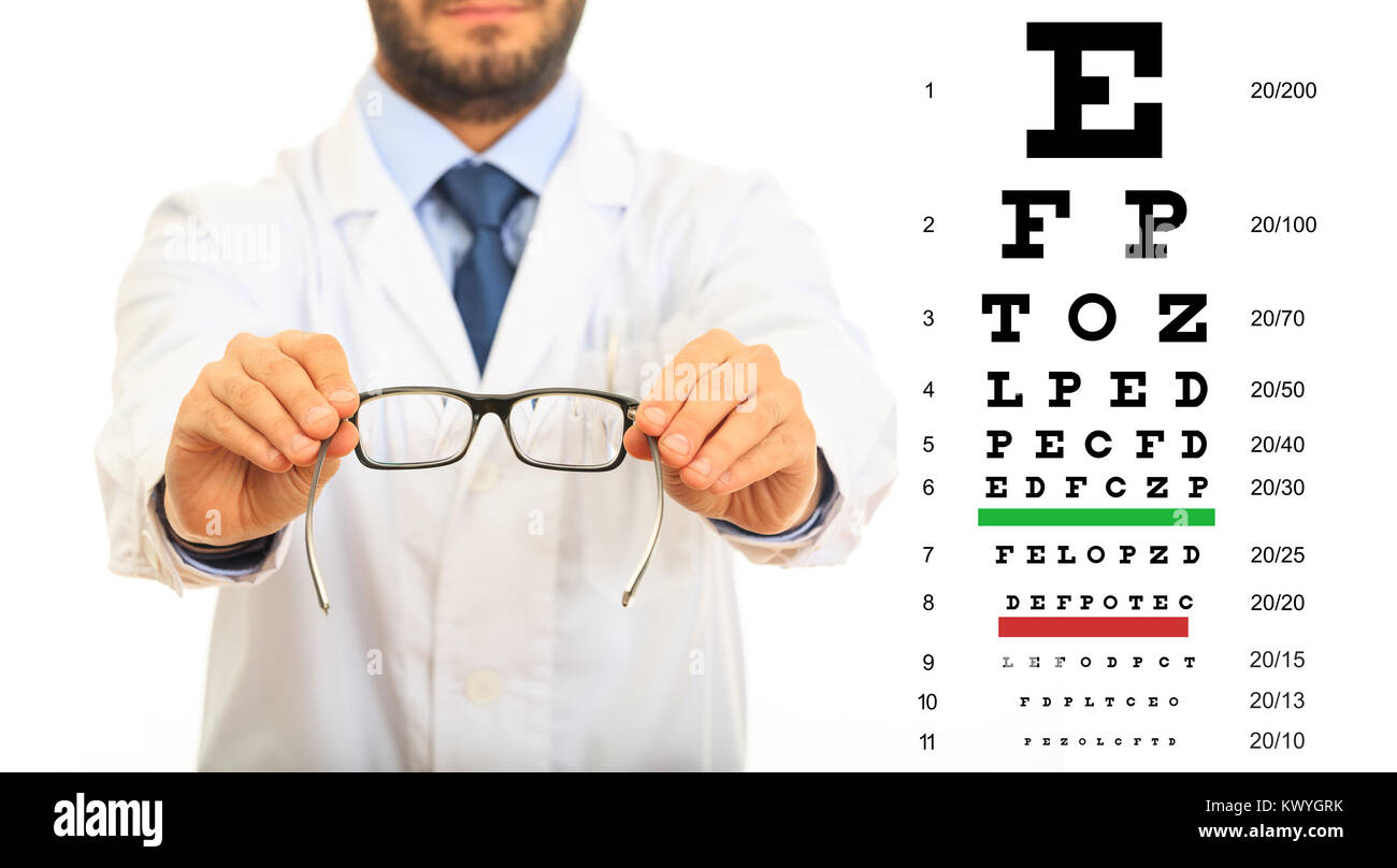 Médecin et eye vision test sur fond blanc Banque D'Images