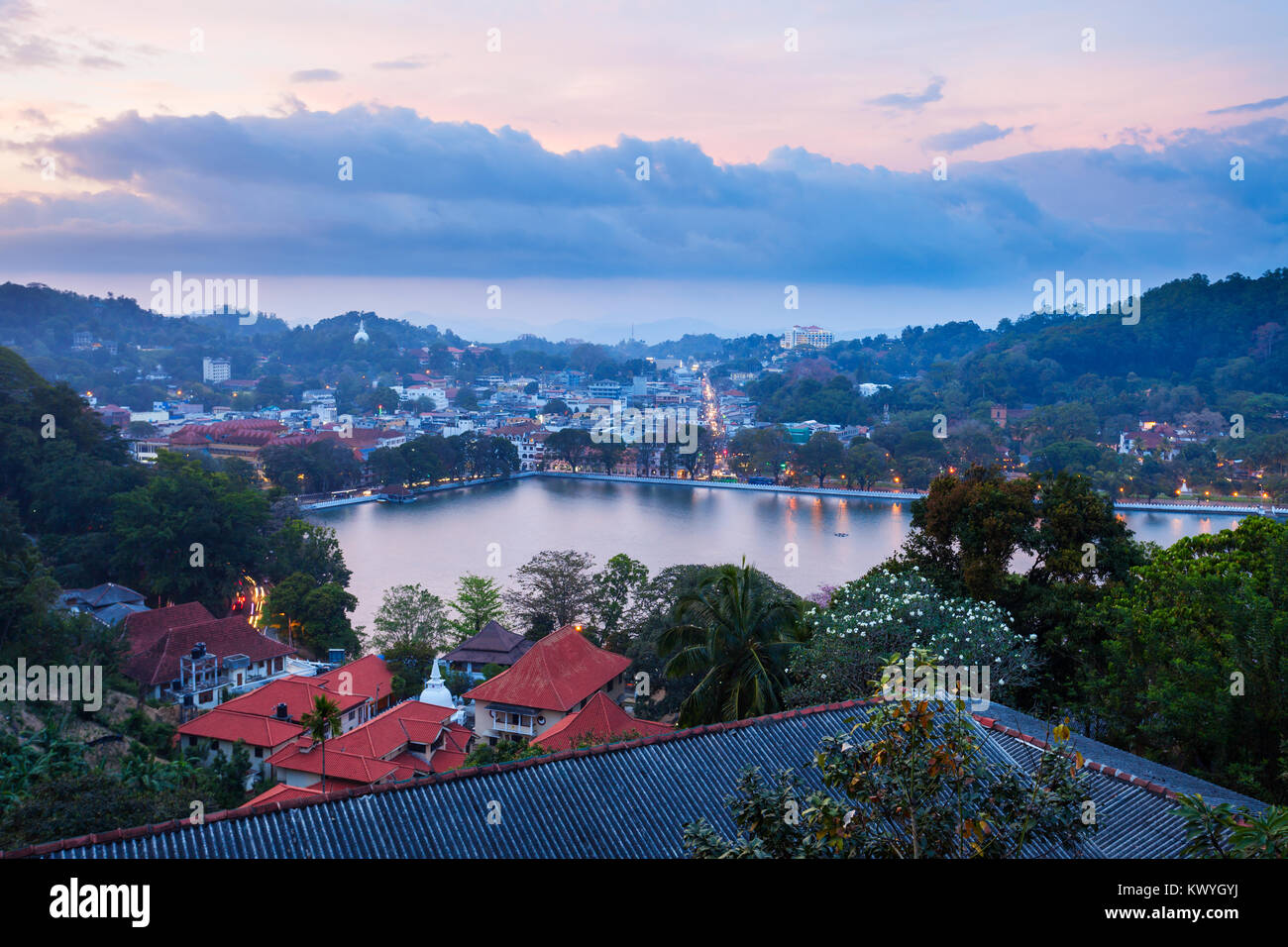 Le lac de Kandy et de la ville de Kandy aerial vue panoramique depuis le siège d'Arthur de vue la ville de Kandy, Sri Lanka Banque D'Images