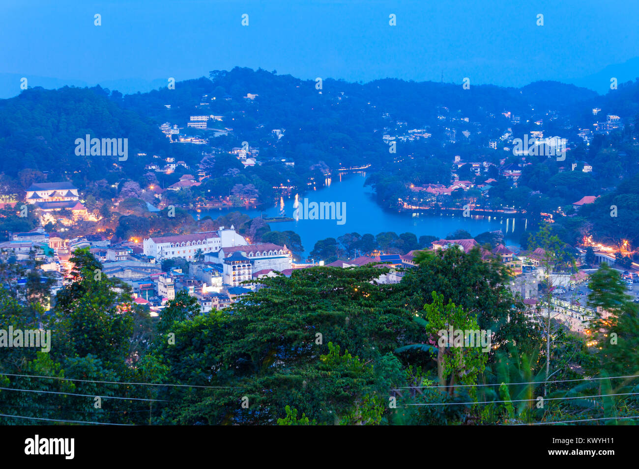 Le lac de Kandy et de la ville de Kandy aerial vue panoramique au coucher du soleil de Arthur's Seat Vue Ville de Kandy, Sri Lanka Banque D'Images