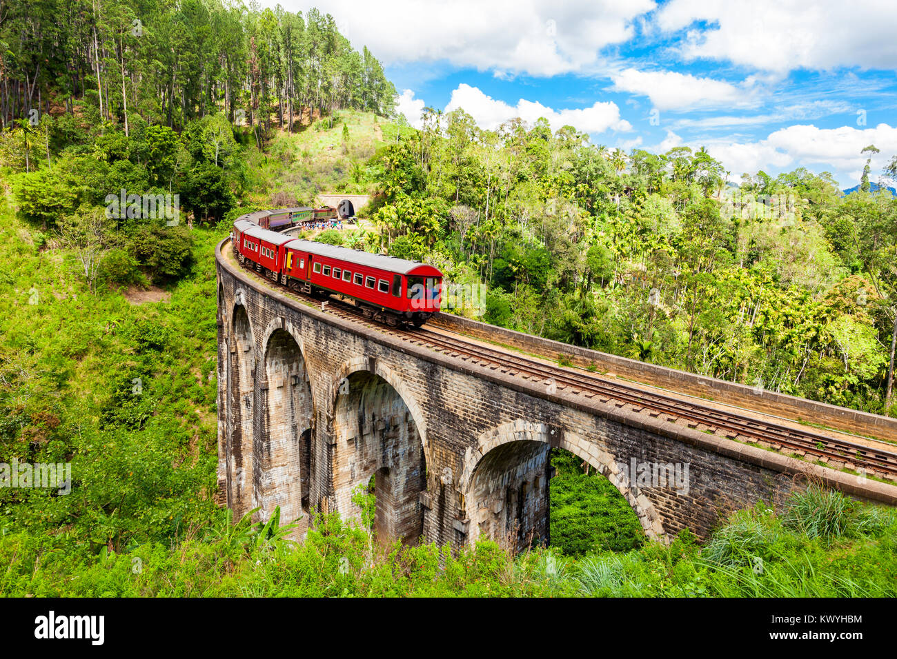 Train sur le Pont Neuf Arches Demodara ou le pont dans le ciel. Neuf Arches Pont est situé dans Demodara ville près de Ella, Sri Lanka. Banque D'Images