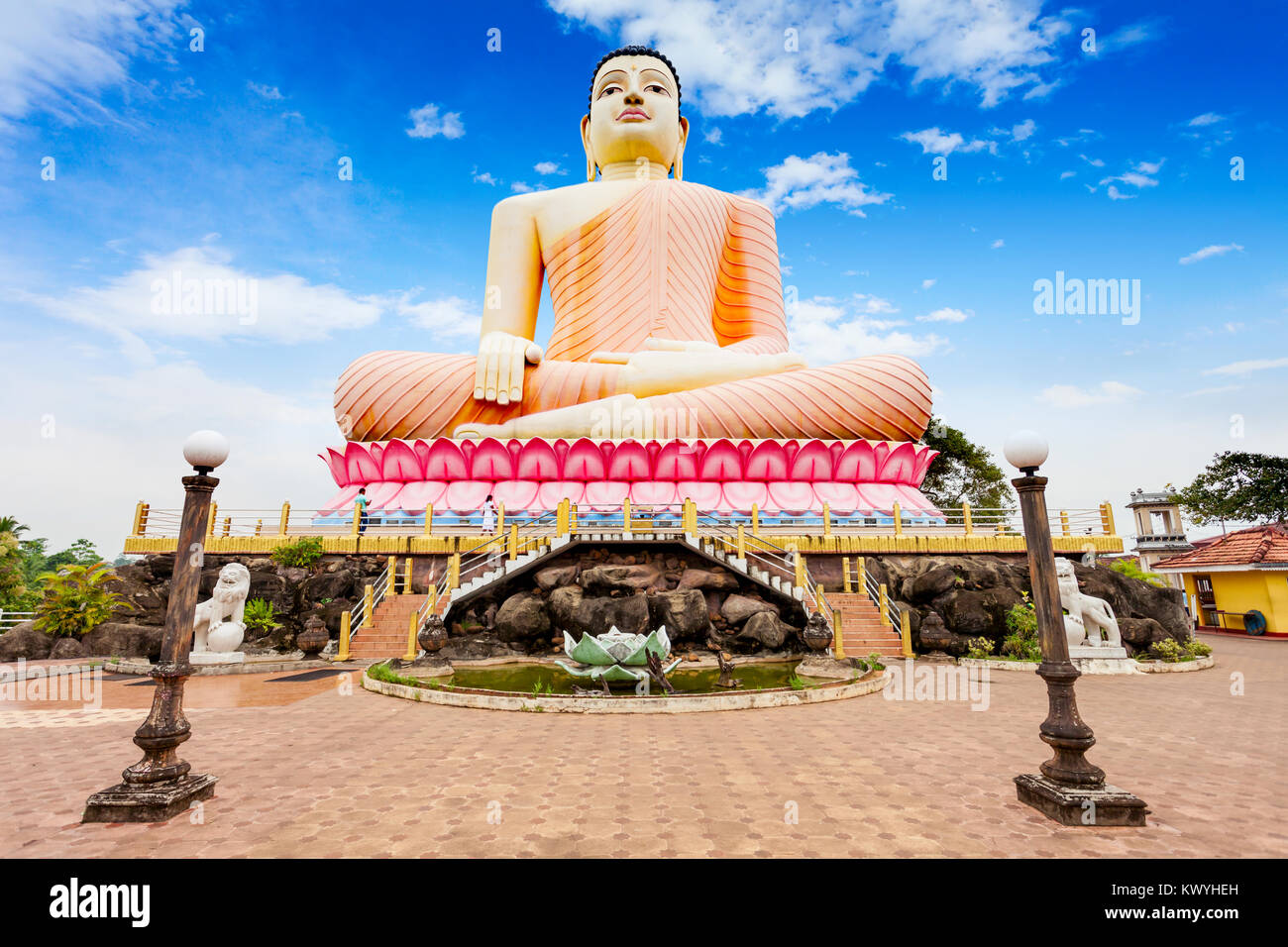 Statue du Grand Bouddha au Temple Kande Vihara. Vihara Kande est un important temple bouddhiste près de Bentota Beach au Sri Lanka Banque D'Images