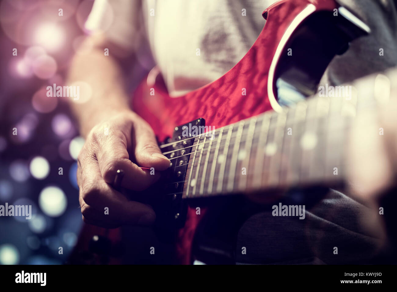Un guitariste rock playing electric guitar en action sur scène Banque D'Images