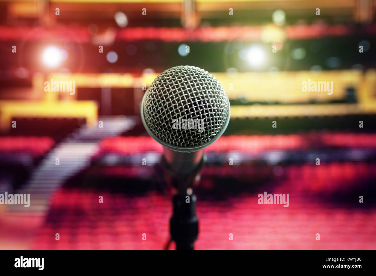 Microphone sur scène en théâtre ou une salle de concert Banque D'Images