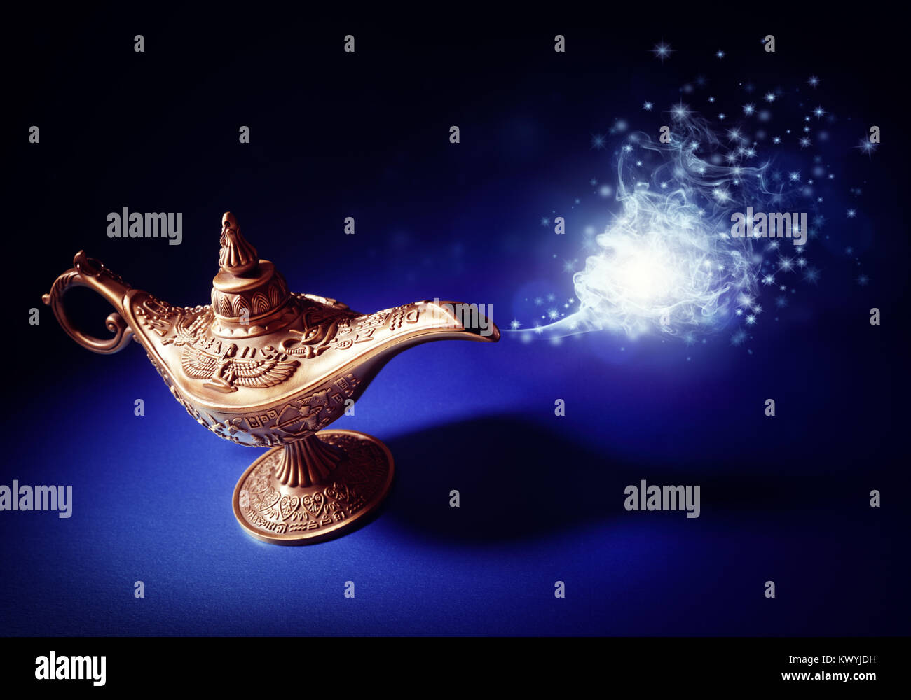Lampe magique de l'histoire d'Aladin avec le génie apparaissant dans une fumée bleue concept pour qui souhaite, de chance et de magie Banque D'Images