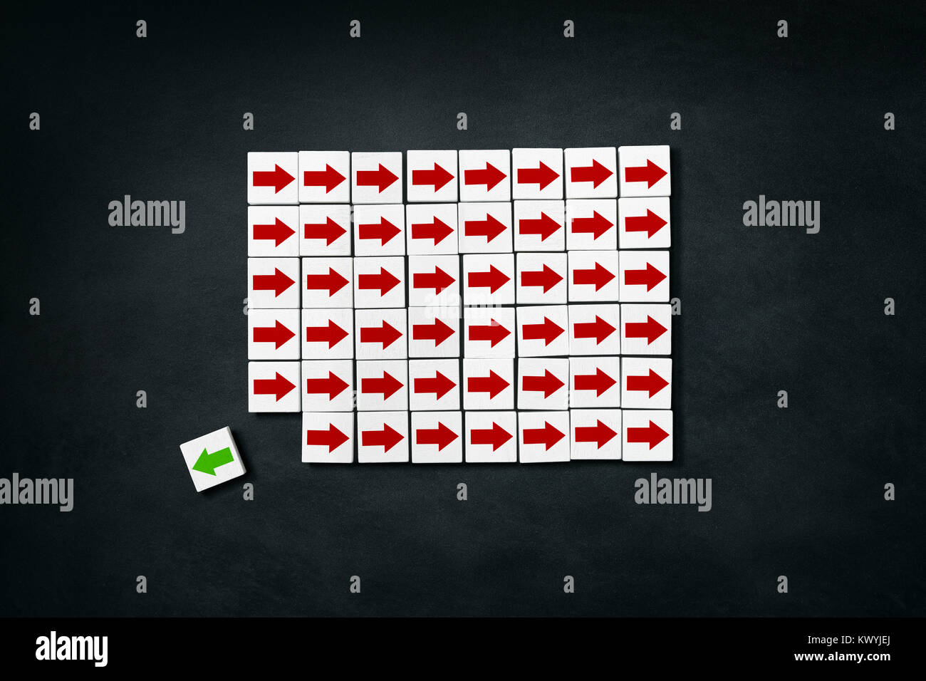 Blocs en bois avec flèche verte dans la direction opposée Banque D'Images