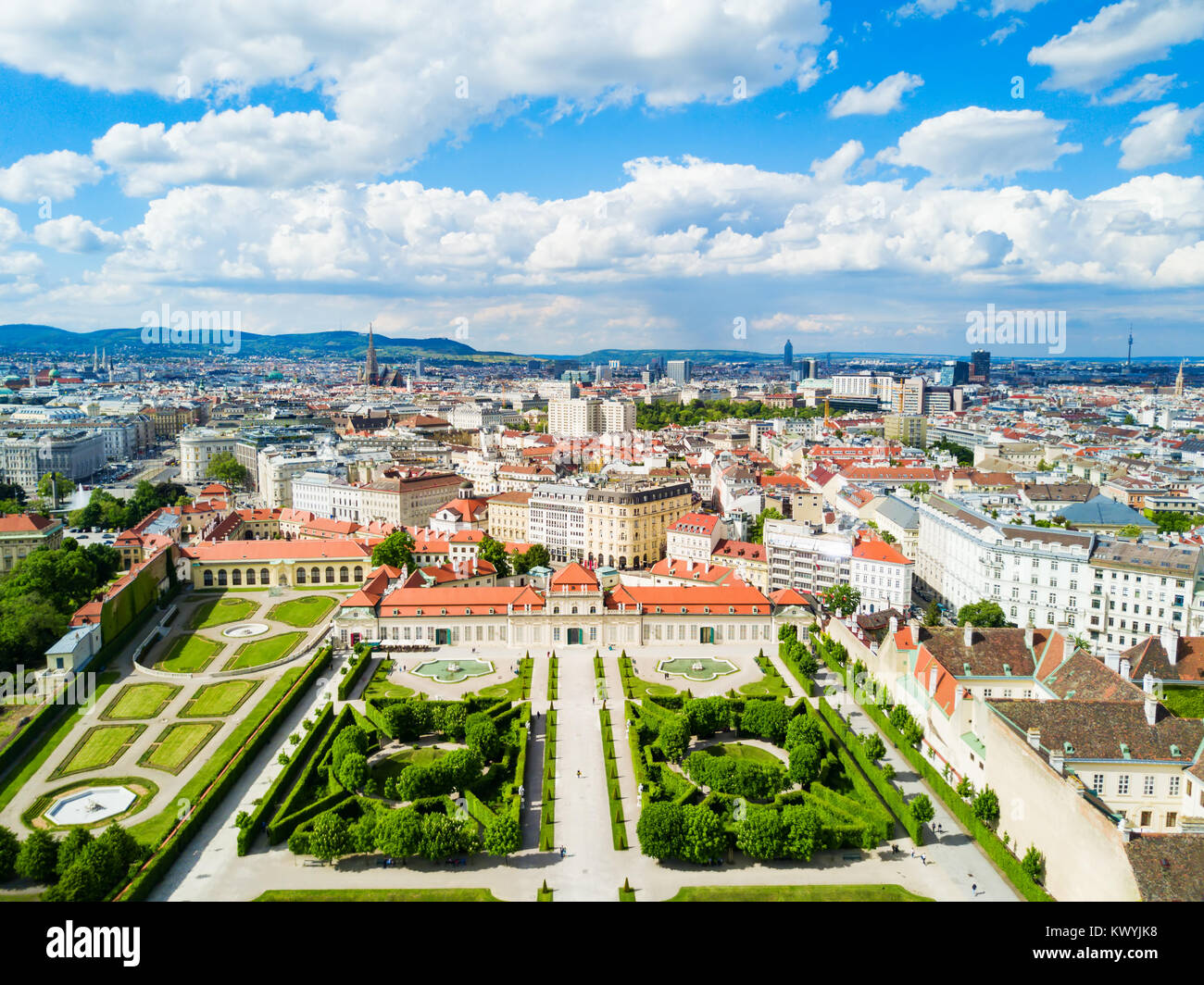 Le Palais du Belvédère panoramique vue aérienne. Le Palais du Belvédère est un bâtiment historique complexe à Vienne, Autriche. Belvedere a été construit comme résidence d'été Banque D'Images