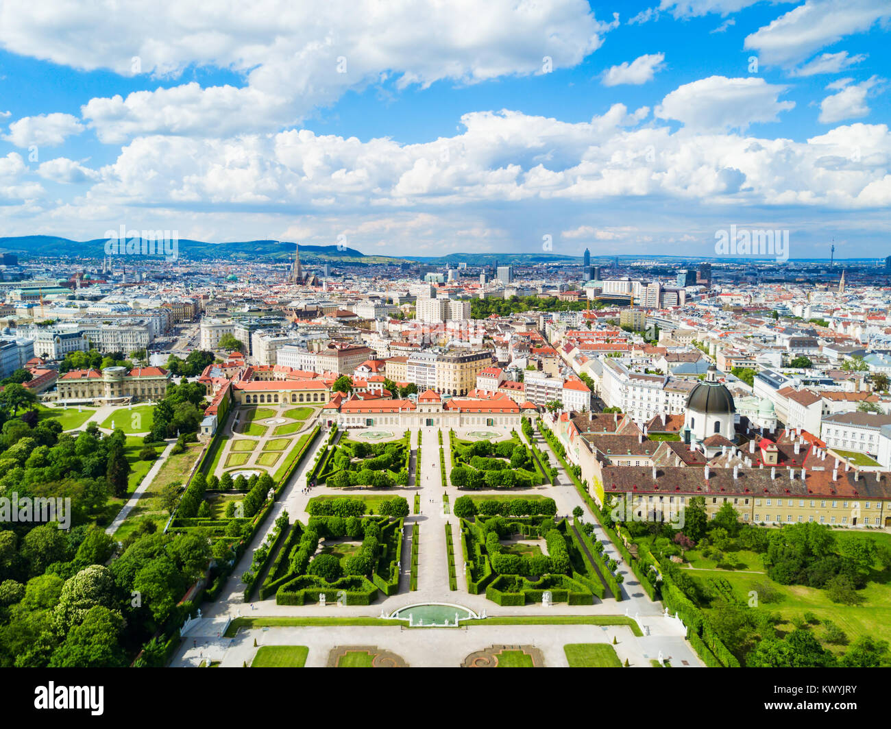 Le Palais du Belvédère panoramique vue aérienne. Le Palais du Belvédère est un bâtiment historique complexe à Vienne, Autriche. Belvedere a été construit comme résidence d'été Banque D'Images