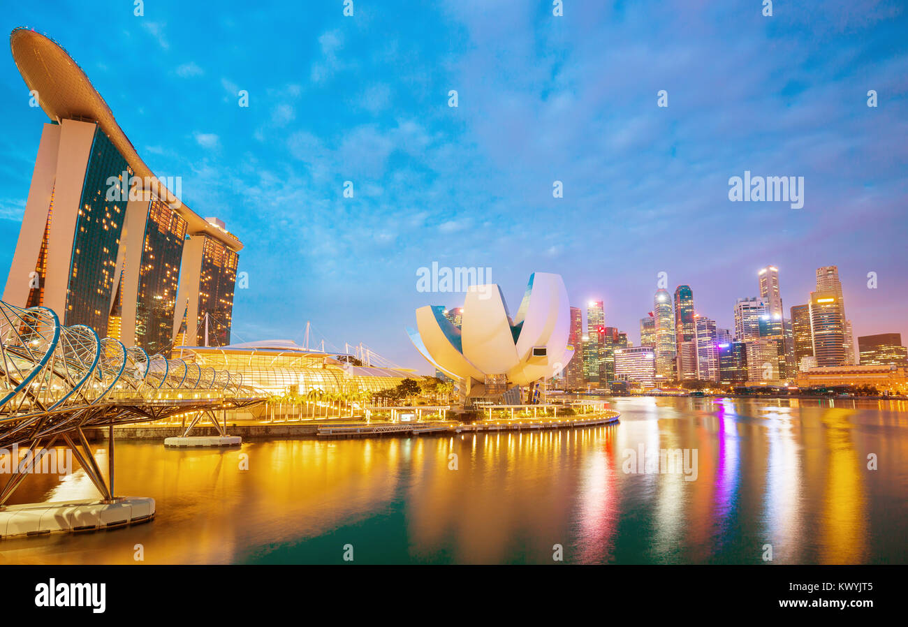 Singapore city skyline au crépuscule la réflexion Banque D'Images