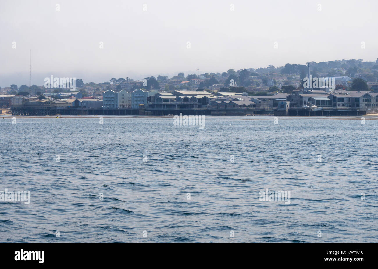 Monterey, CA - 12 août 2016 : La vue de l'océan Pacifique sur le quartier historique de Cannery Row de Monterey, Californie (USA). Banque D'Images
