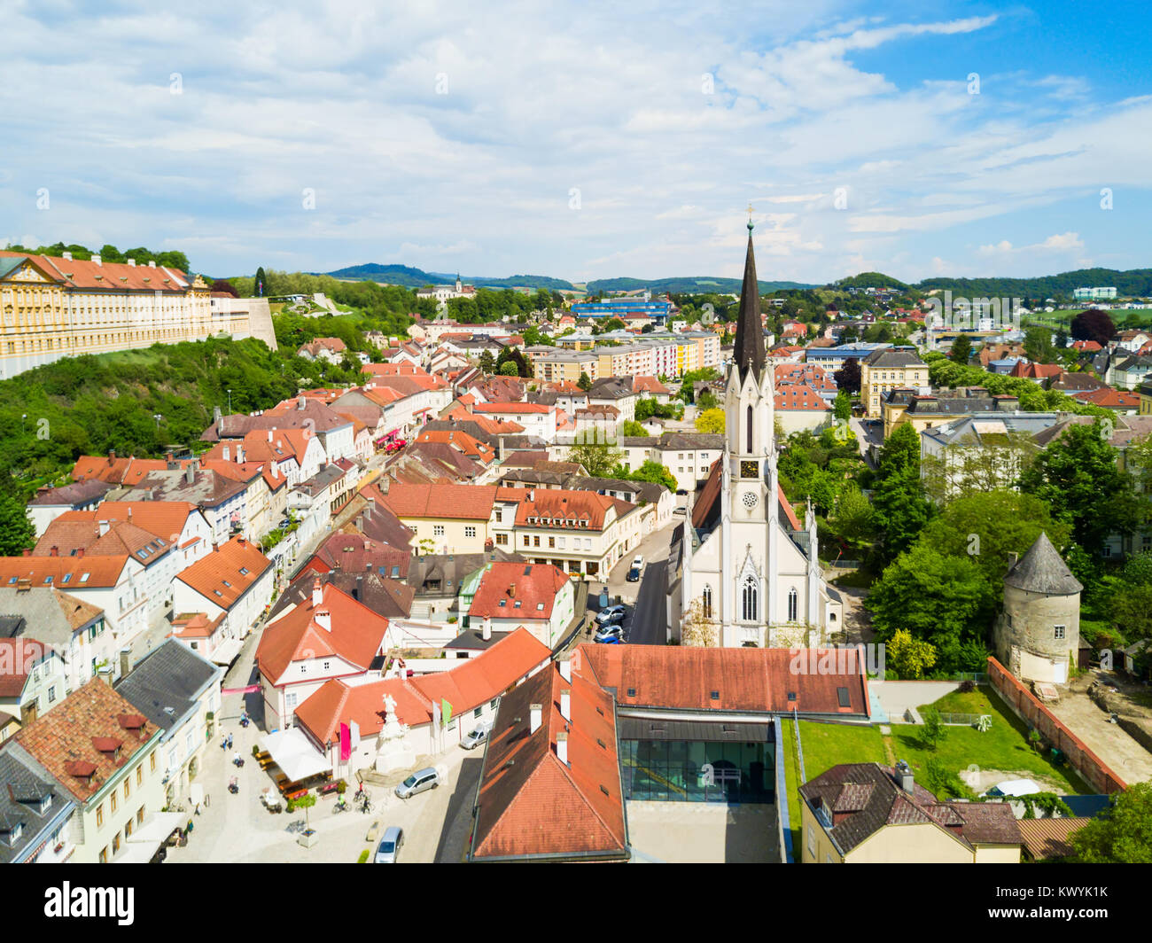 Église Stadtpfarrkirche ou église paroissiale ville vue panoramique aérienne, Melk centre-ville. Melk est une ville dans la vallée de la Wachau en Basse-Autriche. Banque D'Images