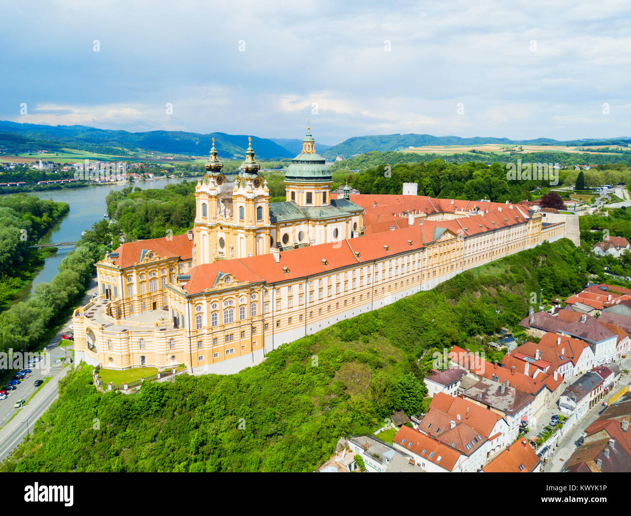 Monastère de l'Abbaye de Melk vue panoramique aérienne. Stift Melk est une Abbaye Bénédictine de Melk, Autriche. Monastère situé sur un éperon rocheux dominant la D Banque D'Images