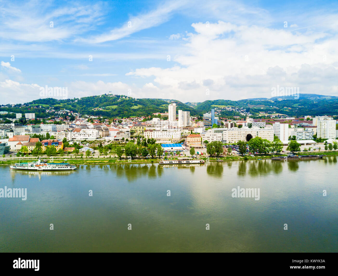 Le centre-ville de Linz et Danube vue panoramique aérienne en Autriche. Linz est la troisième plus grande ville d'Autriche. Banque D'Images