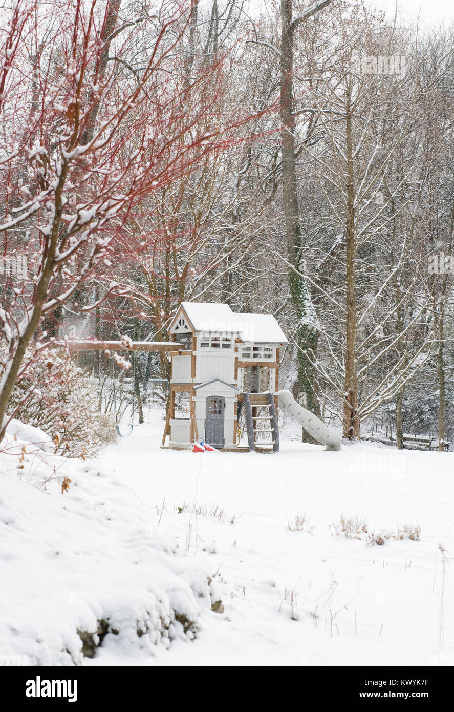 Un enfant's Playhouse dans la neige. Banque D'Images