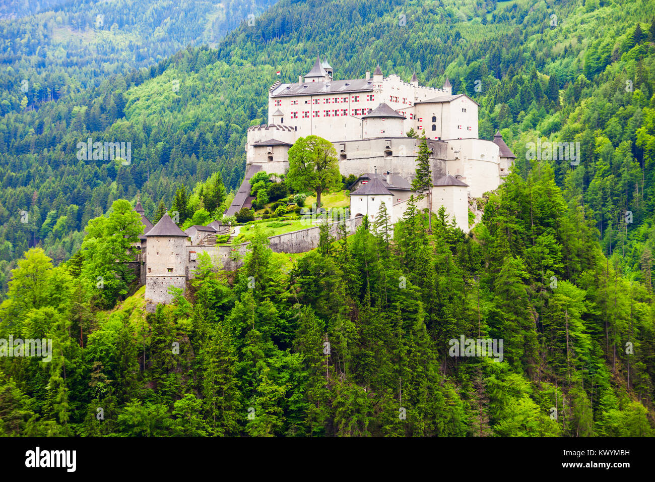 Château de Hohenwerfen ou Festung est une cité médiévale de Hohenwerfen château rocher surplombant la ville autrichienne Werfen dans vallée de la Salzach près de Salzbourg, Autriche Banque D'Images