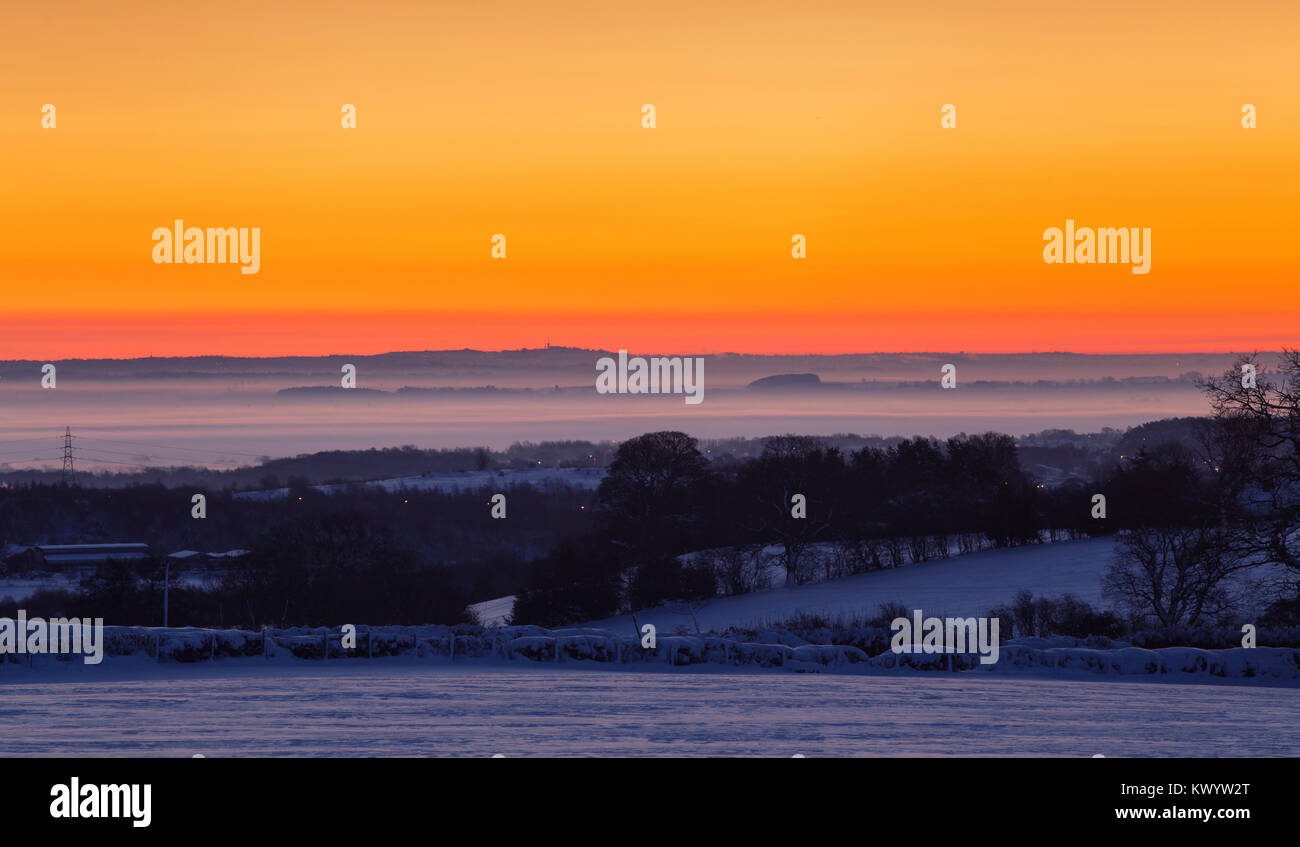 Aube ciel en couleurs orange vif sur la campagne enneigée en paysage Vénézuella United Banque D'Images