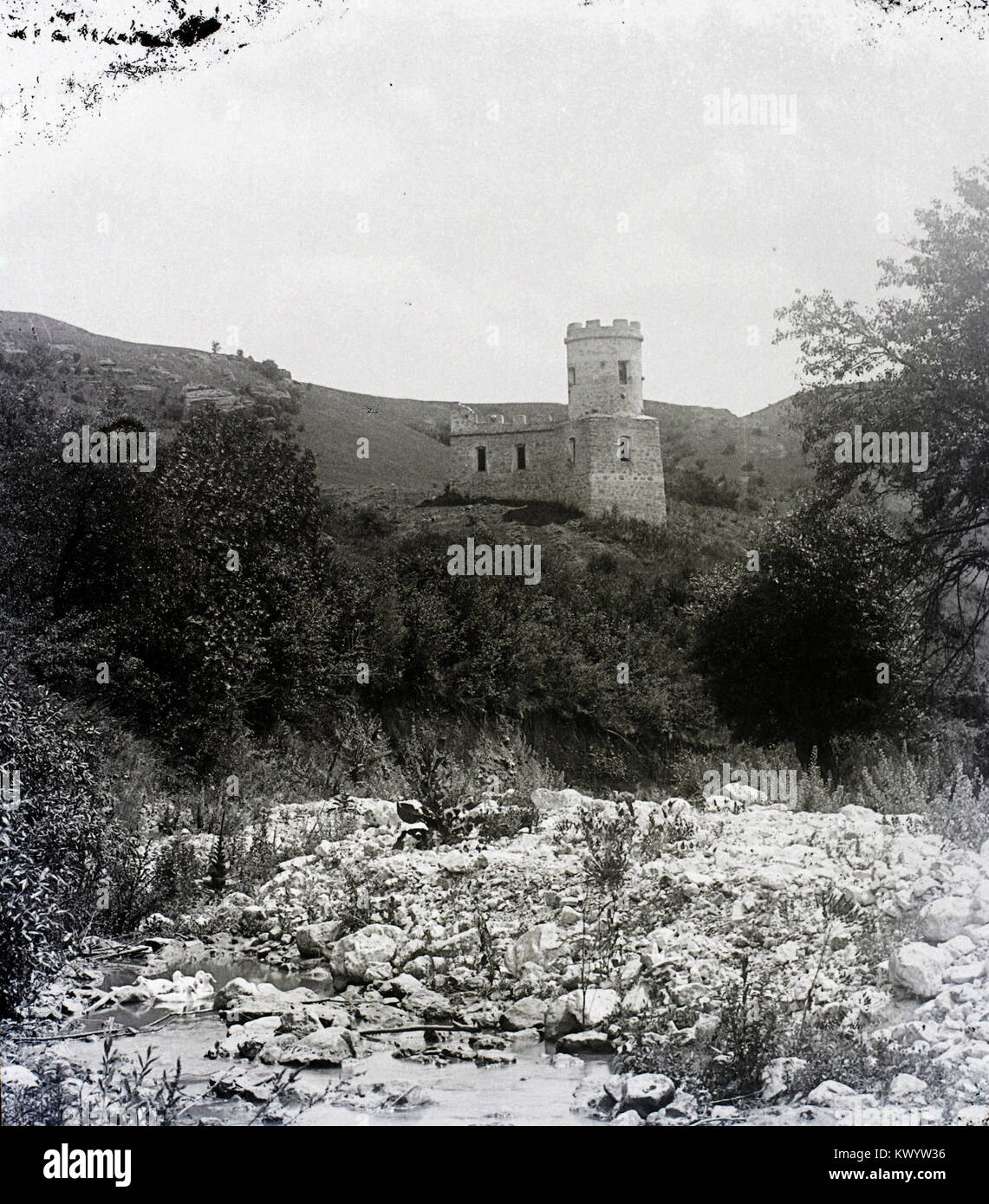 Cette photographie représente l'abri pour hommes à l'extrémité inférieure de la gorge de Turda, entre les villages de Szind et Mészkő en Roumanie, prise en 1907. Banque D'Images