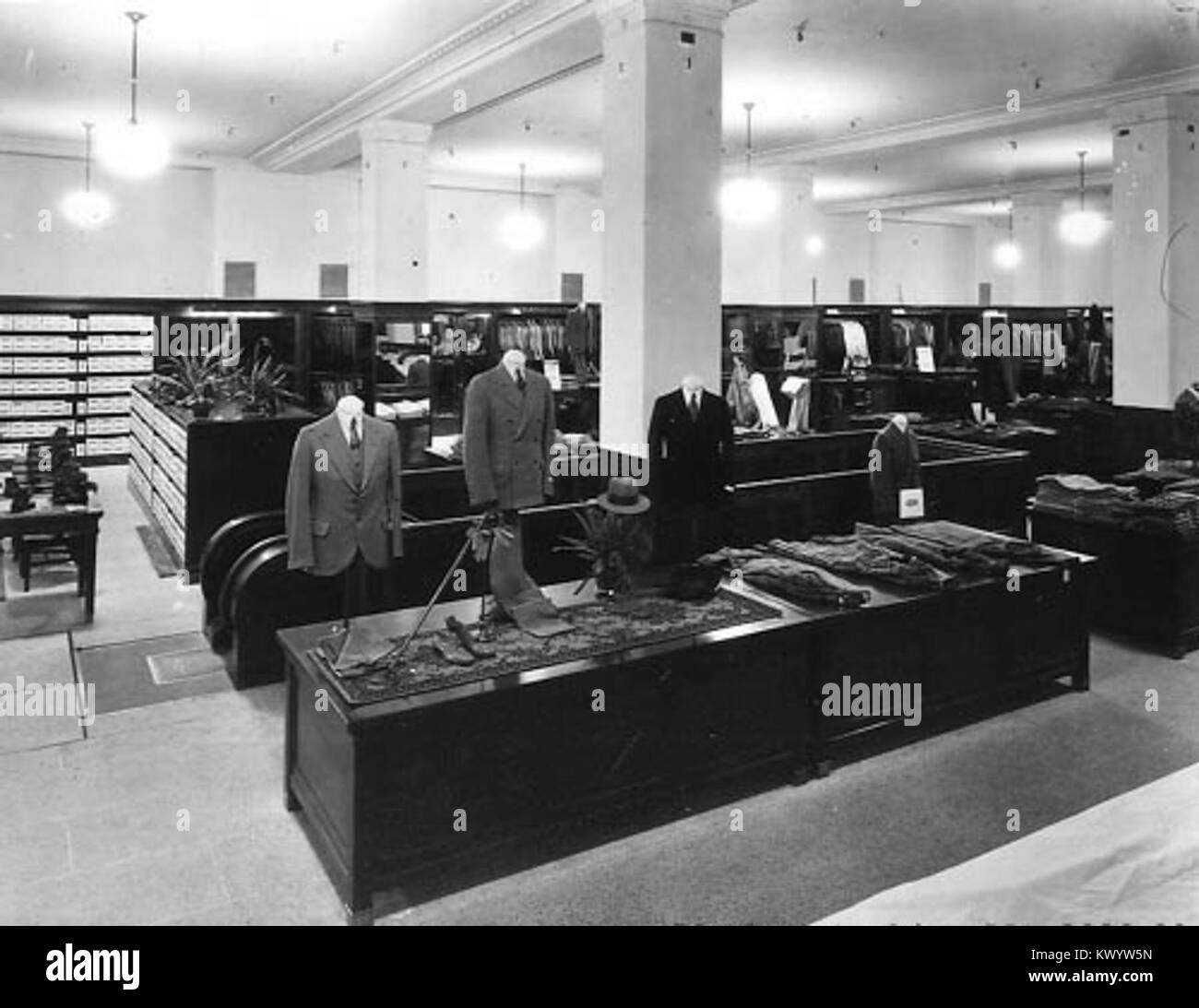 Ce département offre des produits de mode pour hommes, y compris des vêtements et des chaussures allant du décontracté au classique, mettant l'accent sur la qualité, le style et la coupe pour répondre aux divers besoins de la mode. Banque D'Images