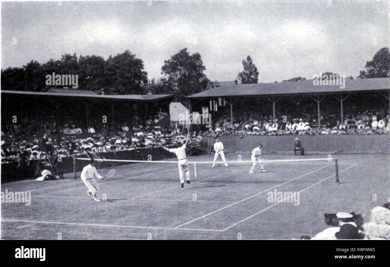 La finale des doubles hommes de Wimbledon 1907 a présenté le tennis du début du XXe siècle, avec des joueurs de premier plan en compétition pour l'un des titres les plus prestigieux du sport, reflétant le développement du tennis de compétition en Angleterre. Banque D'Images