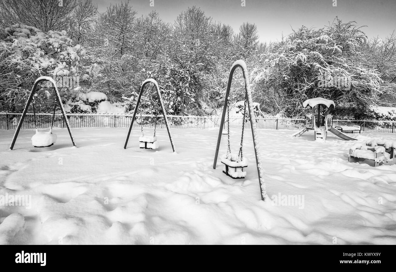 Aire de jeux de plein air d'hiver ensoleillée au matin. Le noir et blanc modifier Banque D'Images