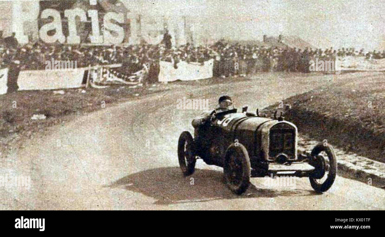 Michel Doré a remporté la montée d'Argenteuil en 1929 au volant d'un véhicule Licorne de 10 CH de 1,5 l, illustrant la compétition sportive du début du XXe siècle. Banque D'Images