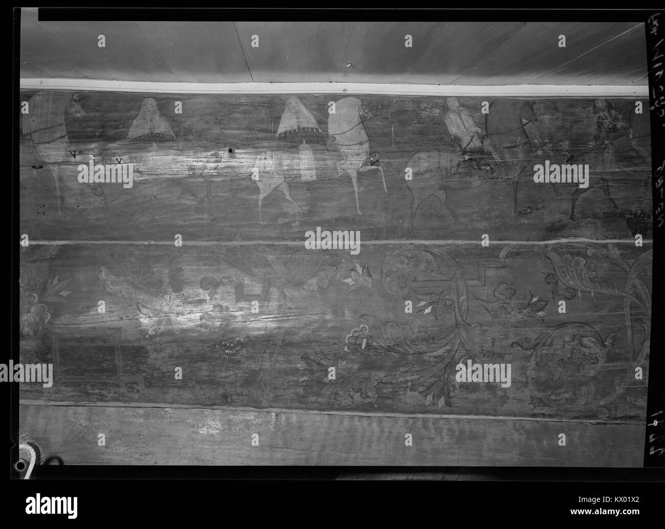 Cette photographie, prise à Midjås dans la région de Dalen de la municipalité de Mo i Rana en Norvège, montre un paysage de vallée rurale avec des champs, des bordures de forêt et des montagnes lointaines typiques de la région. Banque D'Images