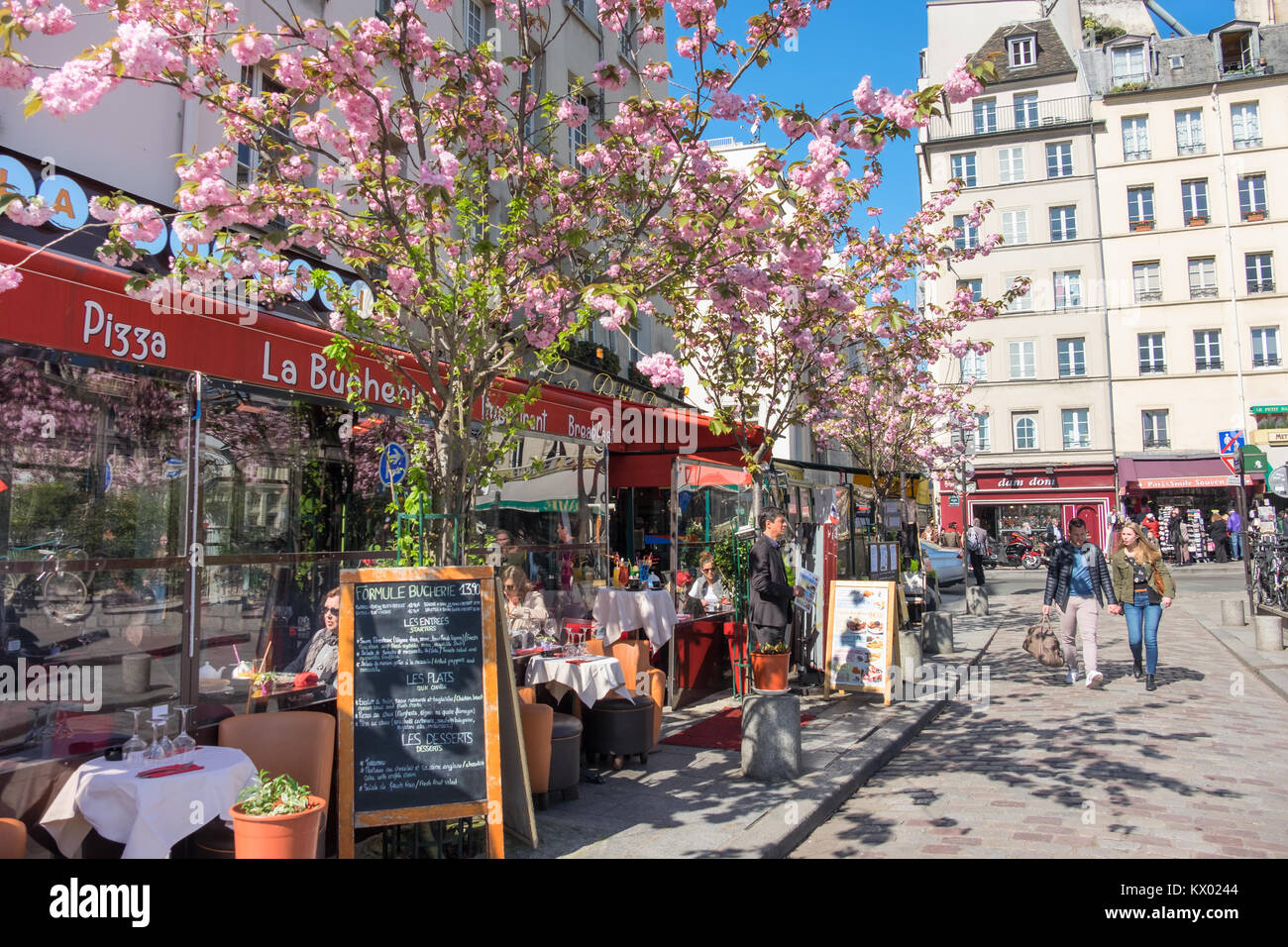 PARIS, FRANCE - 18 avril 2016 : Une rangée de restaurants dans le Quartier Latin au printemps. Une fois qu'un quartier étudiant, maintenant le quartier est un des plus populaire Banque D'Images