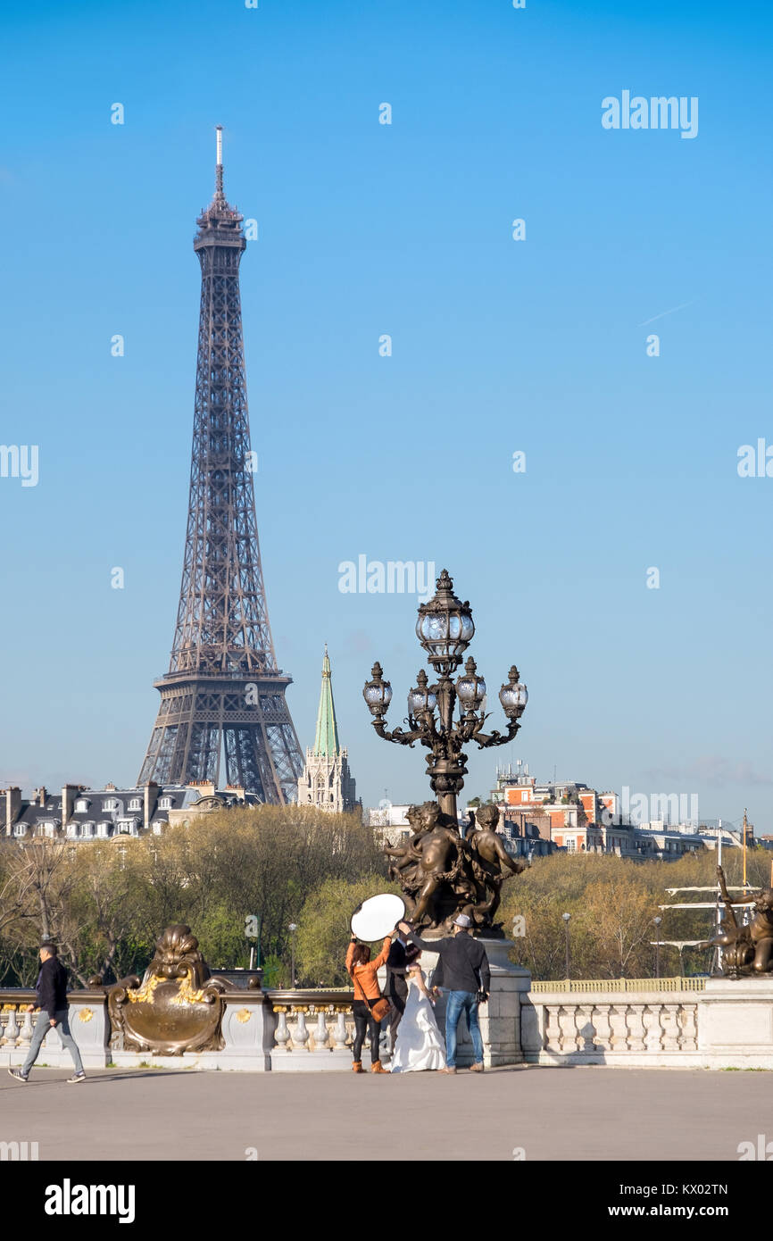 PARIS, FRANCE - 19 avril 2016 : une photo de mariage-shoot sur Pont Alexandre à Paris, avec la Tour Eiffel comme backgrop. Alexander est l'un des Pont Banque D'Images