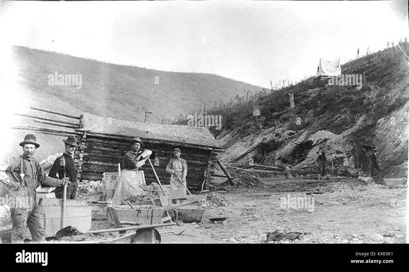 Cette photographie de 1899 montre des opérations minières sur Adams Hill, y compris des rockers et une cabane, illustrant les premières techniques et équipements miniers. Banque D'Images
