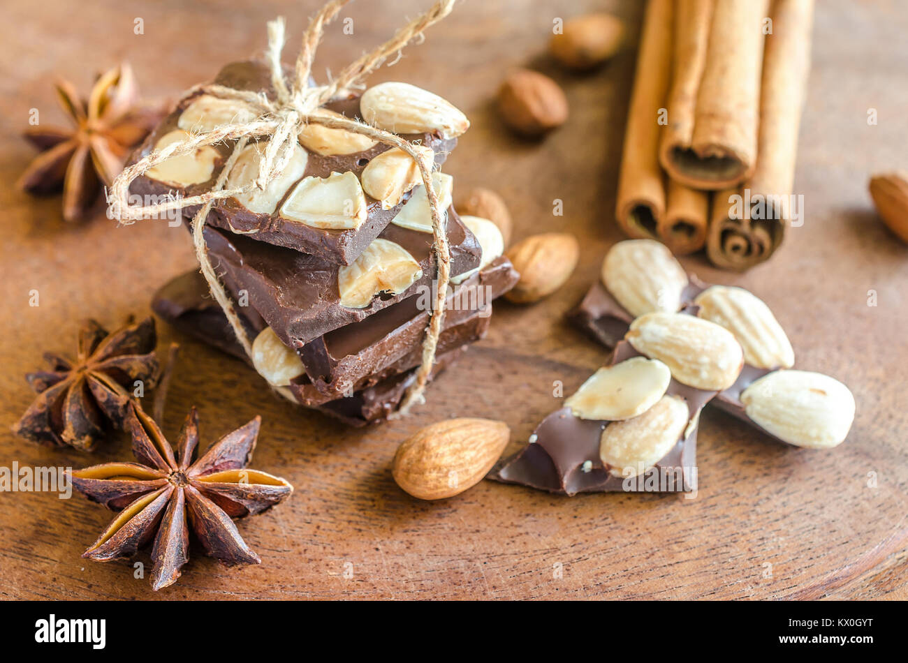 Morceaux de chocolat aux épices, cannelle et anis Banque D'Images