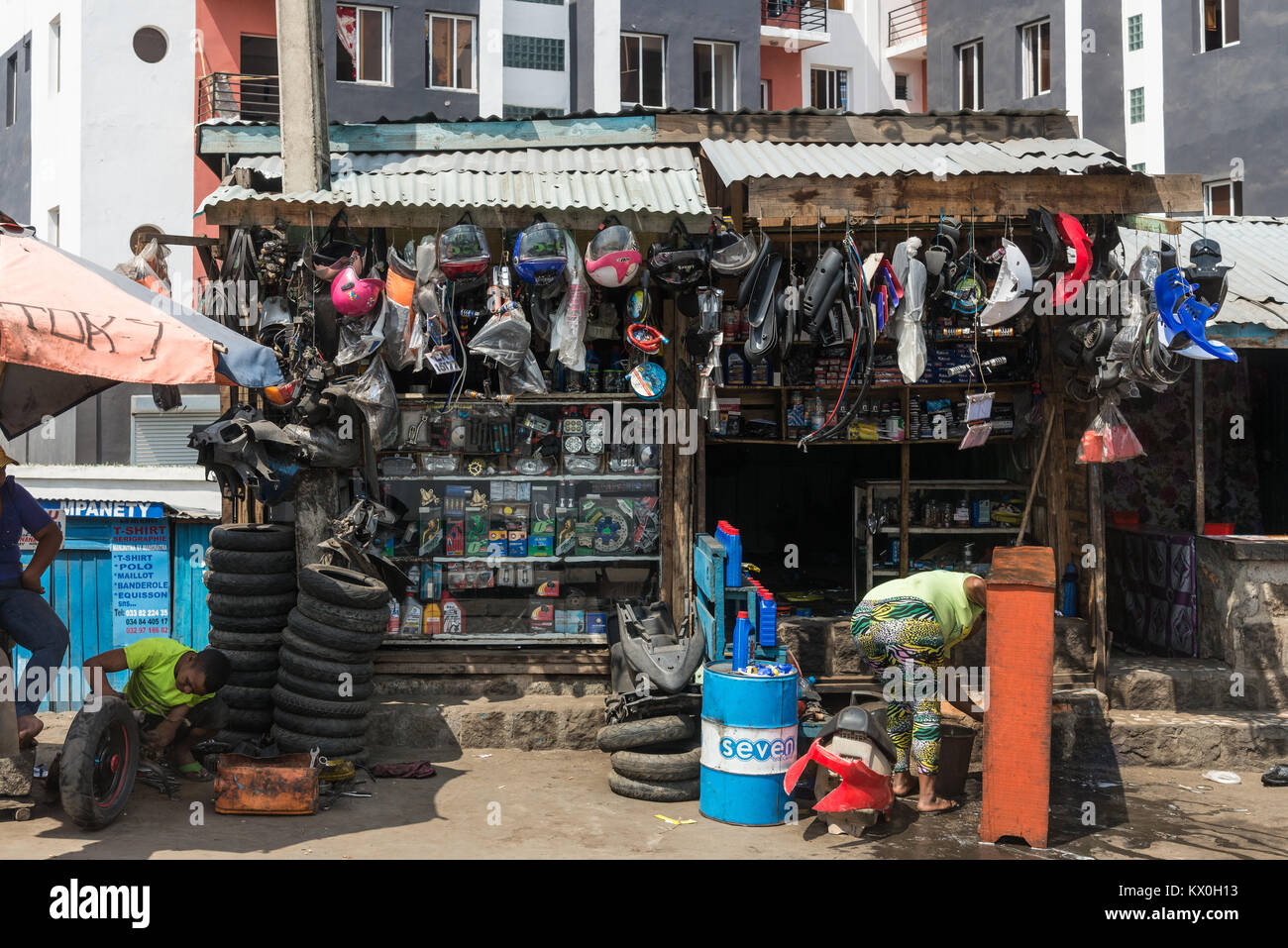 Un atelier de réparation de moto. Antananarivo, Madagascar, l'Afrique. Banque D'Images