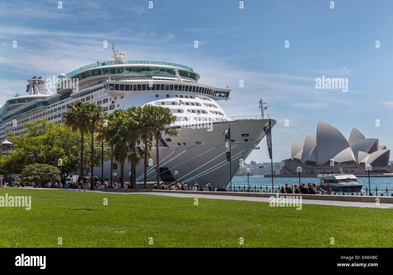 Bateau de croisière et de l'Opéra, Sydney, Australie, dimanche, 24 décembre 2017. Banque D'Images