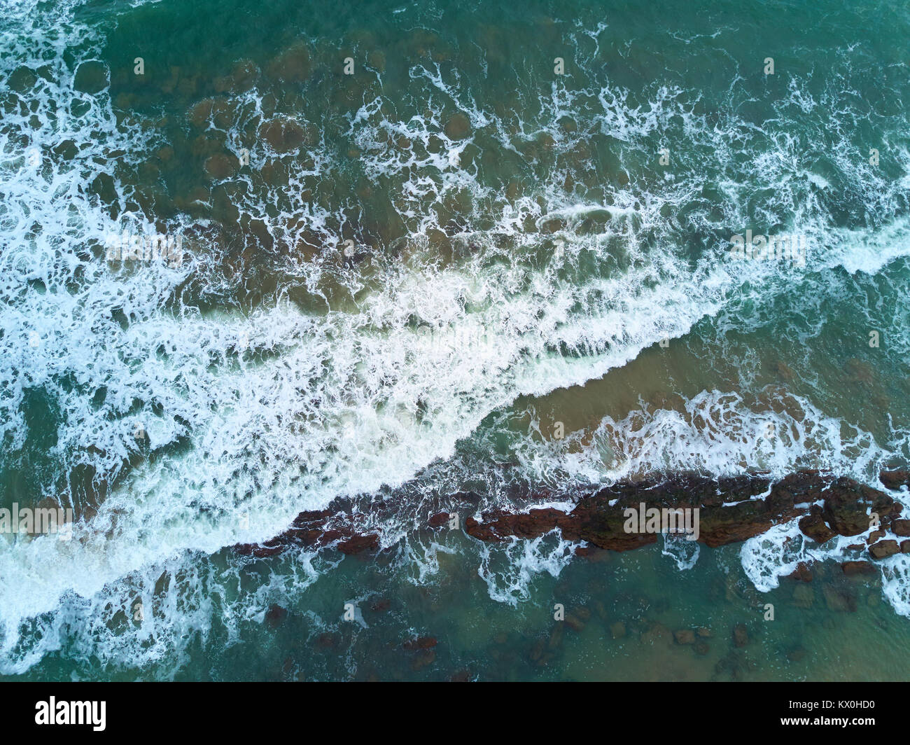 Vague blanche sur la plage de l'océan vue ci-dessus. Ocean texture background Banque D'Images