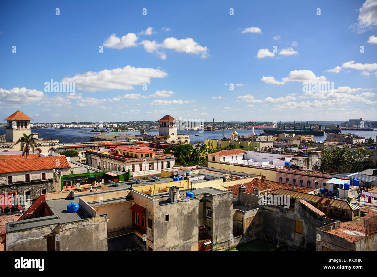 Vue sur les toits de La Havane et le port de commerce Banque D'Images