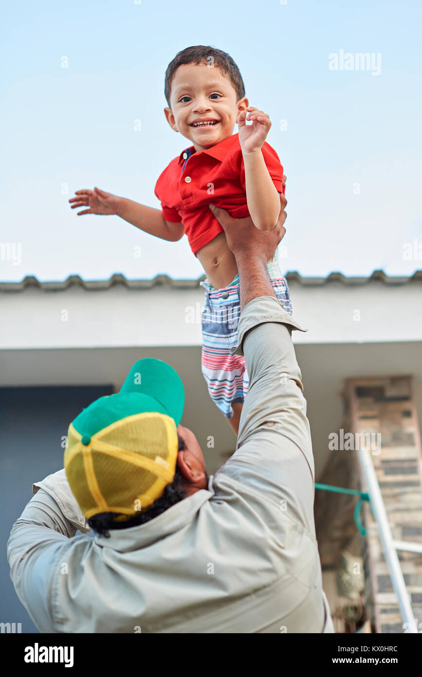 Happy boy dans l'air palying avec son père Banque D'Images
