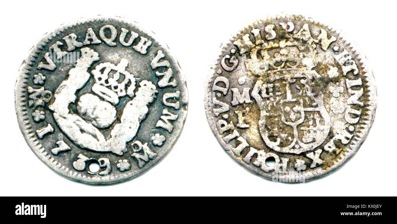 Cette image montre l'avers et le revers d'une pièce coloniale espagnole de 1739 de 1/2 vraie frappée au Mexique sous le roi Philip V. L'avers présente un bouclier couronné avec la légende 'PHILIP • V • d • G • HISPAN • et IND • Rex', tandis que le revers représente des globes couronnés flanqués de piliers. La pièce est composée d'argent avec une finesse de 0,9170 et pèse environ 1,69 grammes. Banque D'Images