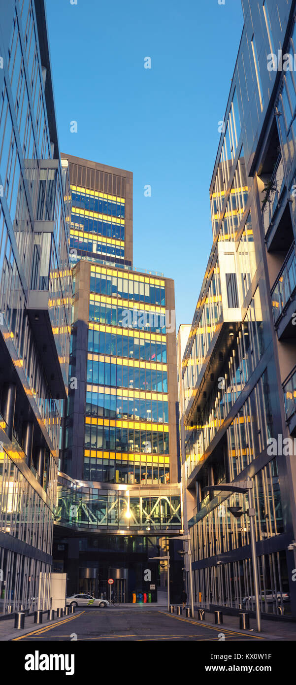 DUBLIN, IRLANDE - 4 février 2017 : Le siège européen de Google sur Barrow Street, situé dans le quartier historique de Dublin docklands. Panora verticale Banque D'Images