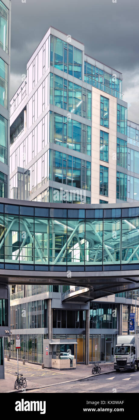 DUBLUN, Irlande- 1er février 2017 : Le siège européen de Google sur Barrow Street, situé dans le quartier historique de Dublin docklands. Panora verticale Banque D'Images