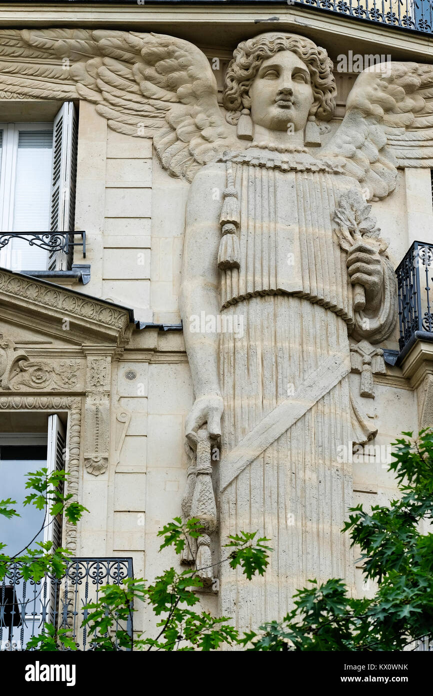 France, Paris (75), Angel décorant la face d'un immeuble dans le 3ème arrondissement. Banque D'Images