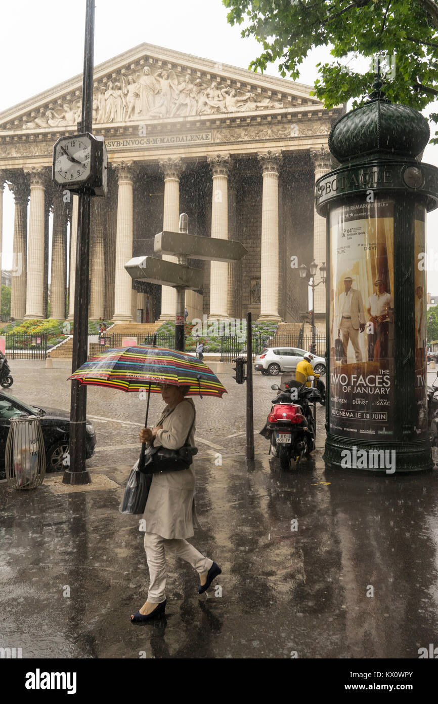 France, Paris, église de la Madeleine, femme marche sous la pluie avec un  parapluie Photo Stock - Alamy