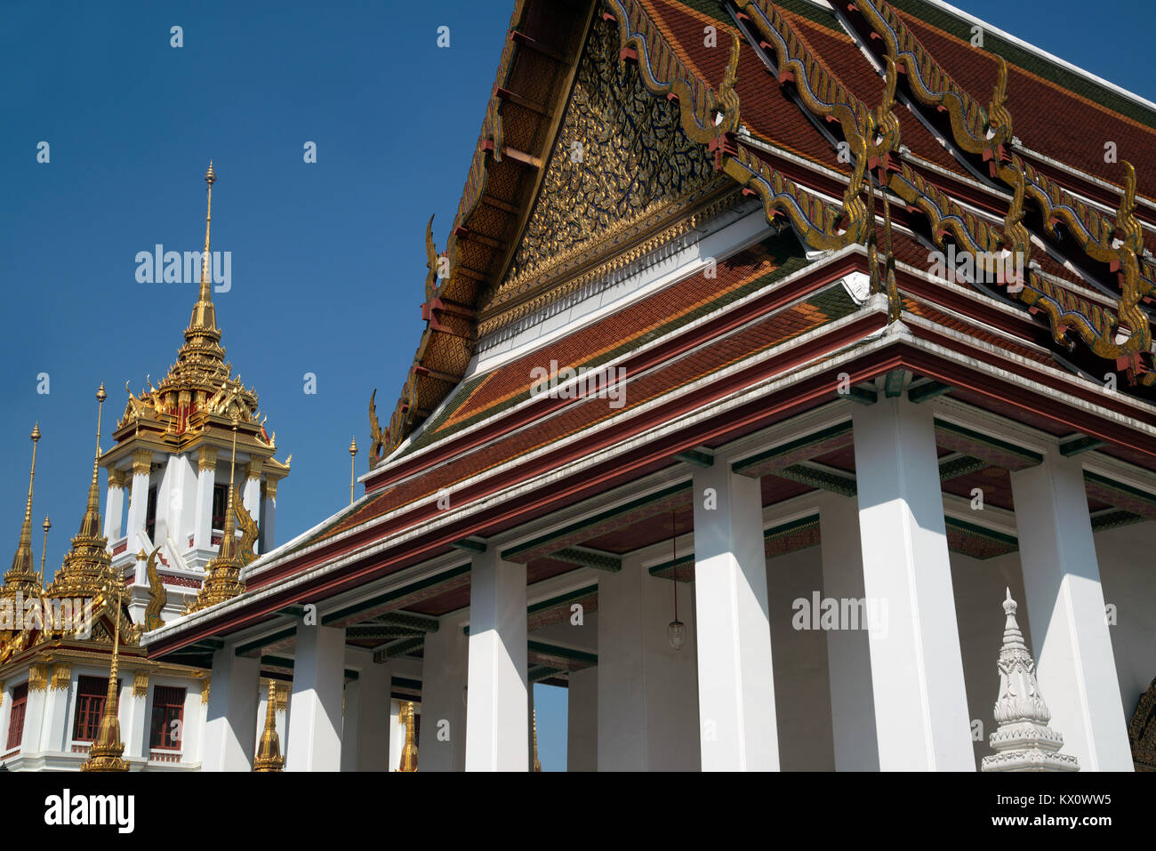 Loha Prasat dans Wat Ratchanatdaram Worawihan, ce qui signifie château en fer ou en fer monastère est compose de cinq tours, situé à Bangkok, Thaïlande ville. Banque D'Images