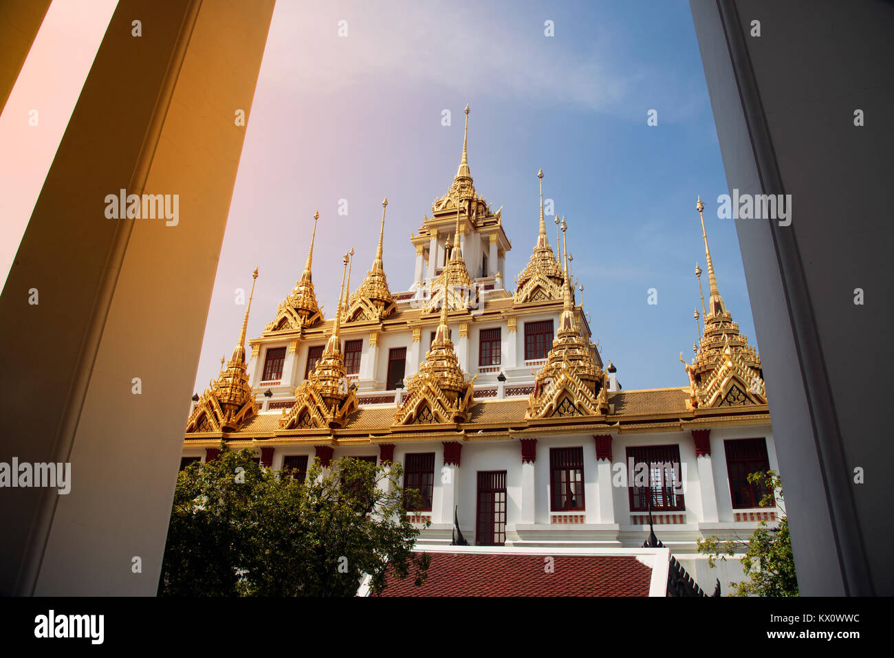 Loha Prasat dans Wat Ratchanatdaram Worawihan, ce qui signifie château en fer ou en fer monastère est compose de cinq tours, situé à Bangkok, Thaïlande ville. Banque D'Images