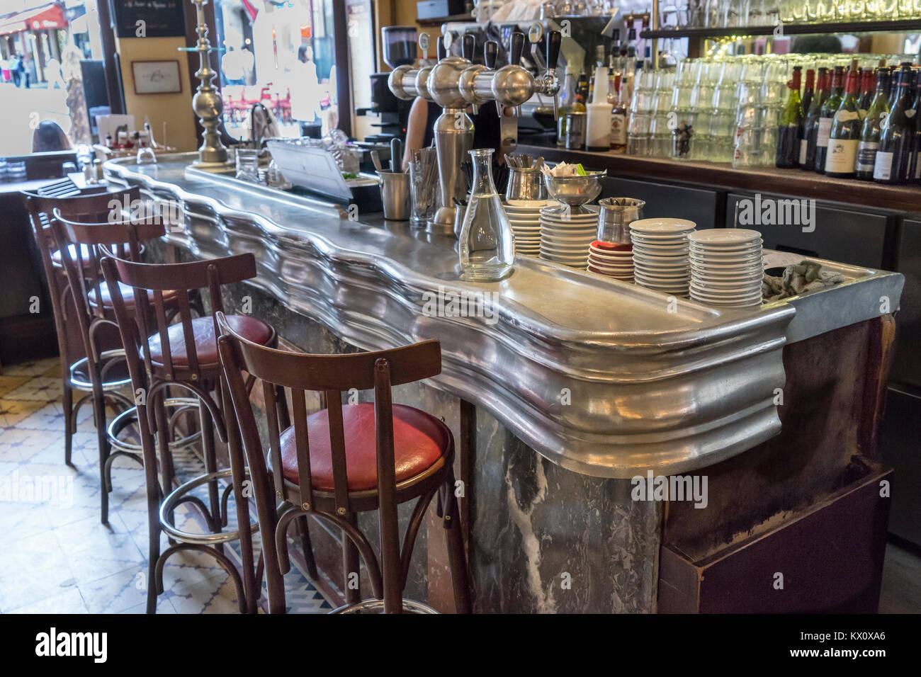 France, Paris (75), la grille Montorguiel, bar traditionnel, ou le zinc. Banque D'Images