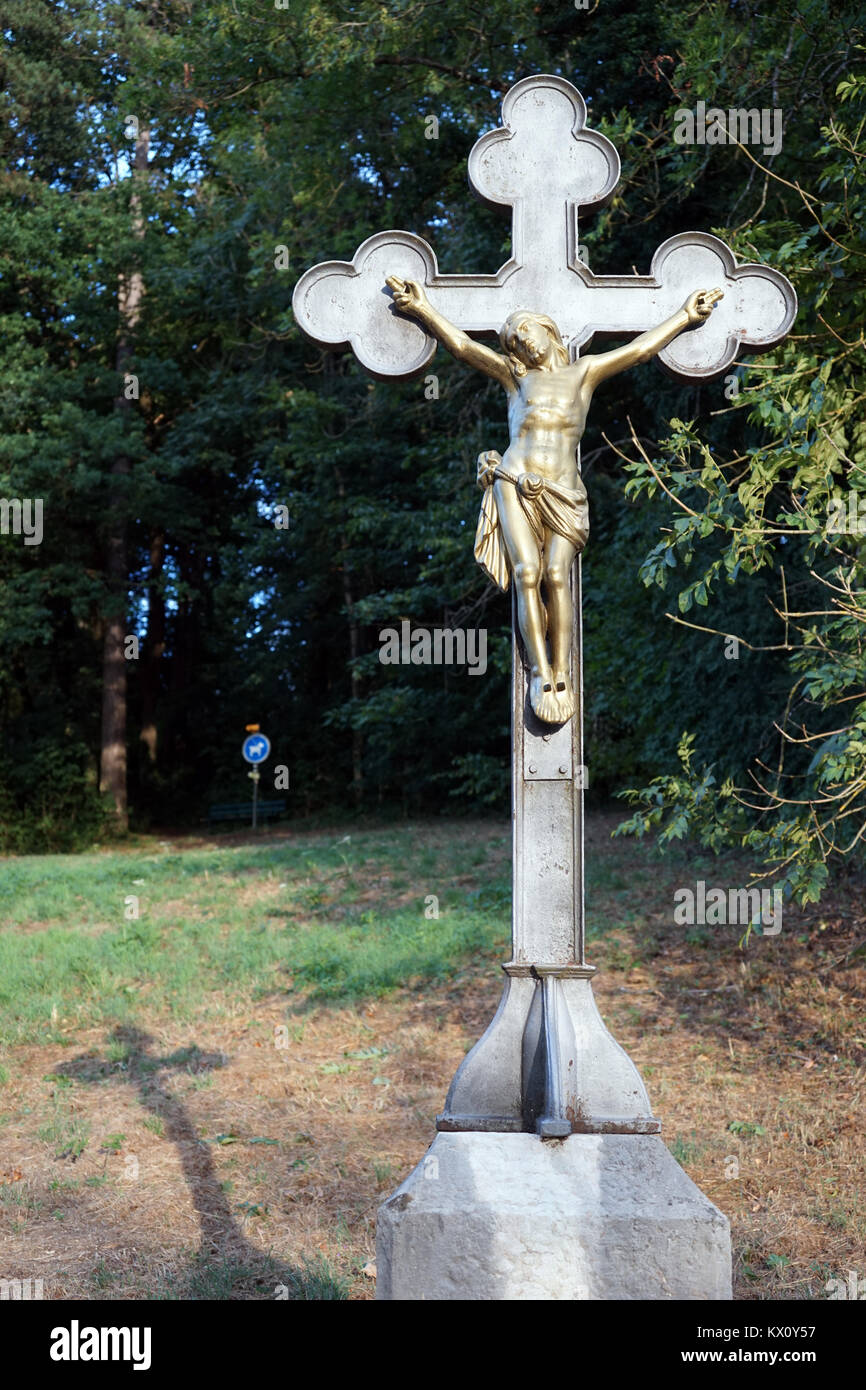PORRENTRUY, SUISSE - CIRCA JUILLET 2015 Crucifix près de Forest Banque D'Images