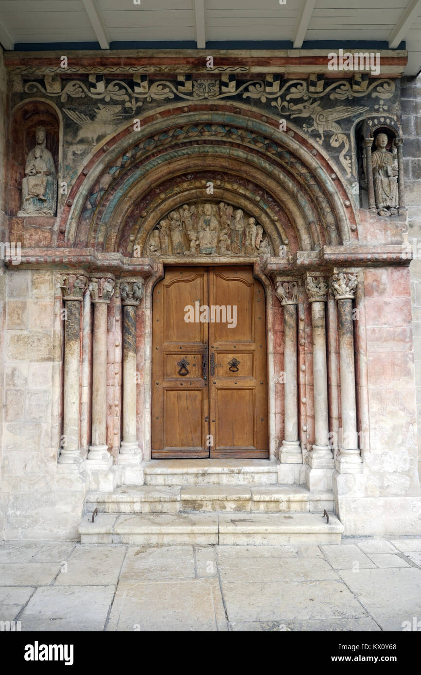 ST-URSANNE, SUISSE - CIRCA JUILLET 2015 porte de l'église Saint Ursicin Banque D'Images