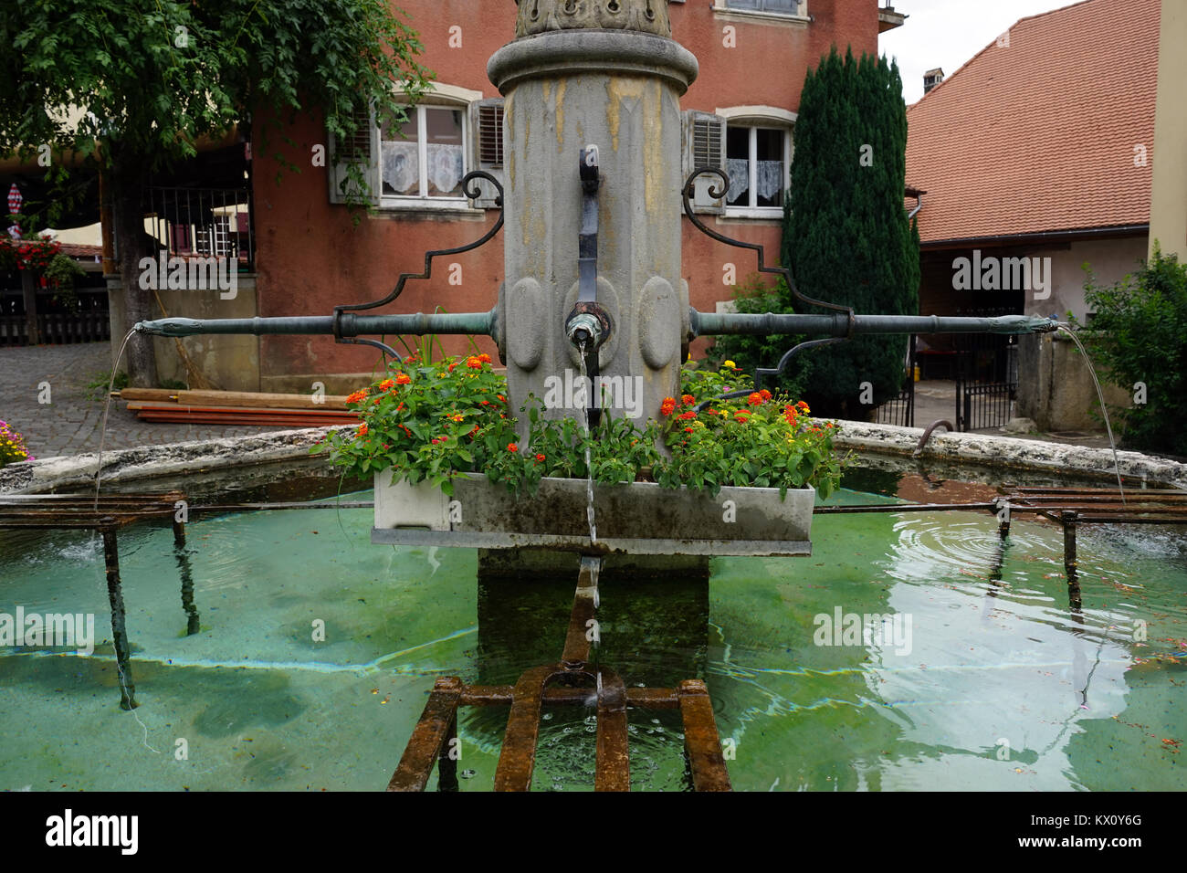Fontaine à eau potable dans St-Ursanne Banque D'Images