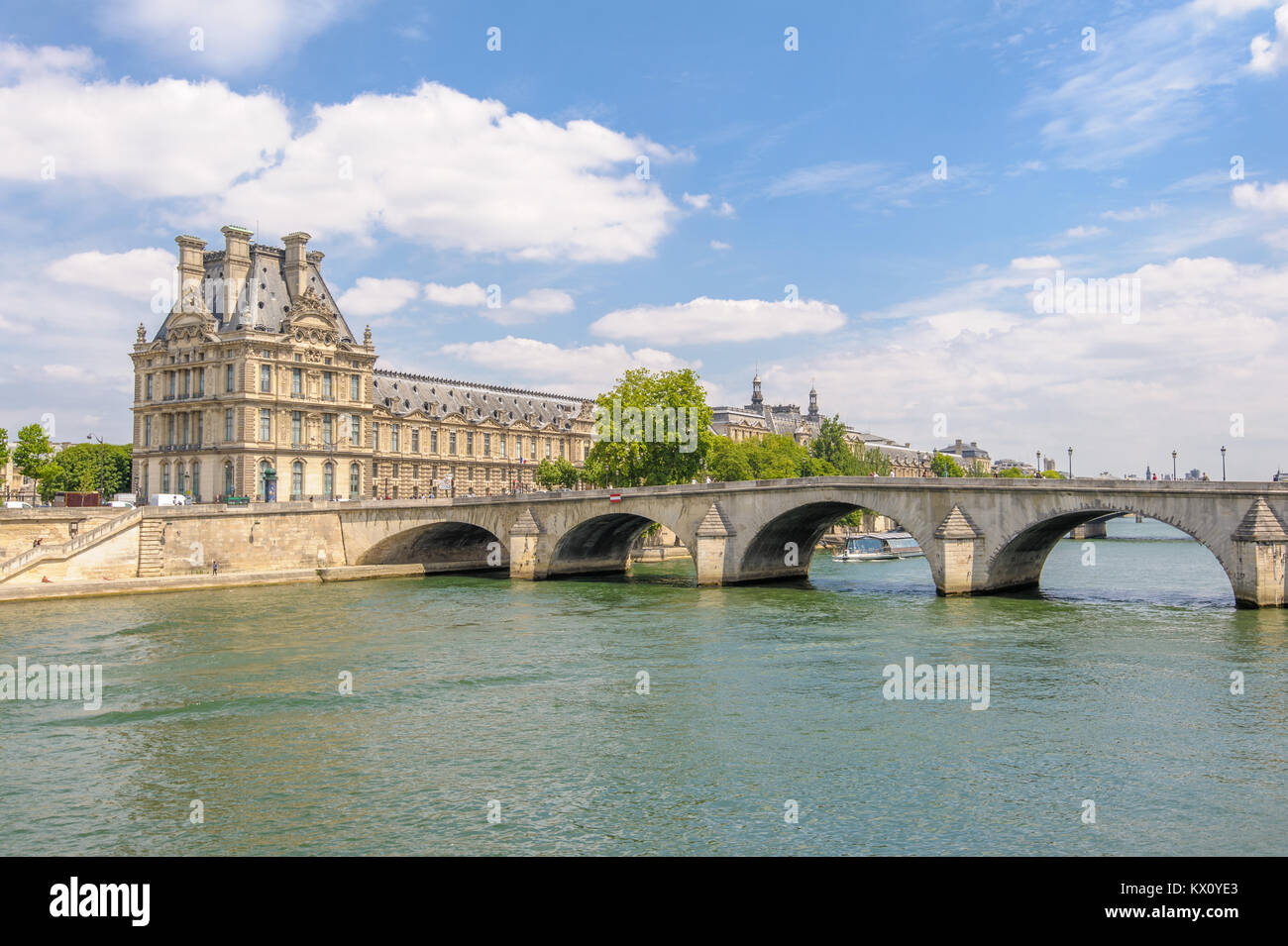 Vue sur le musée du Louvre et de l'étang royal Banque D'Images